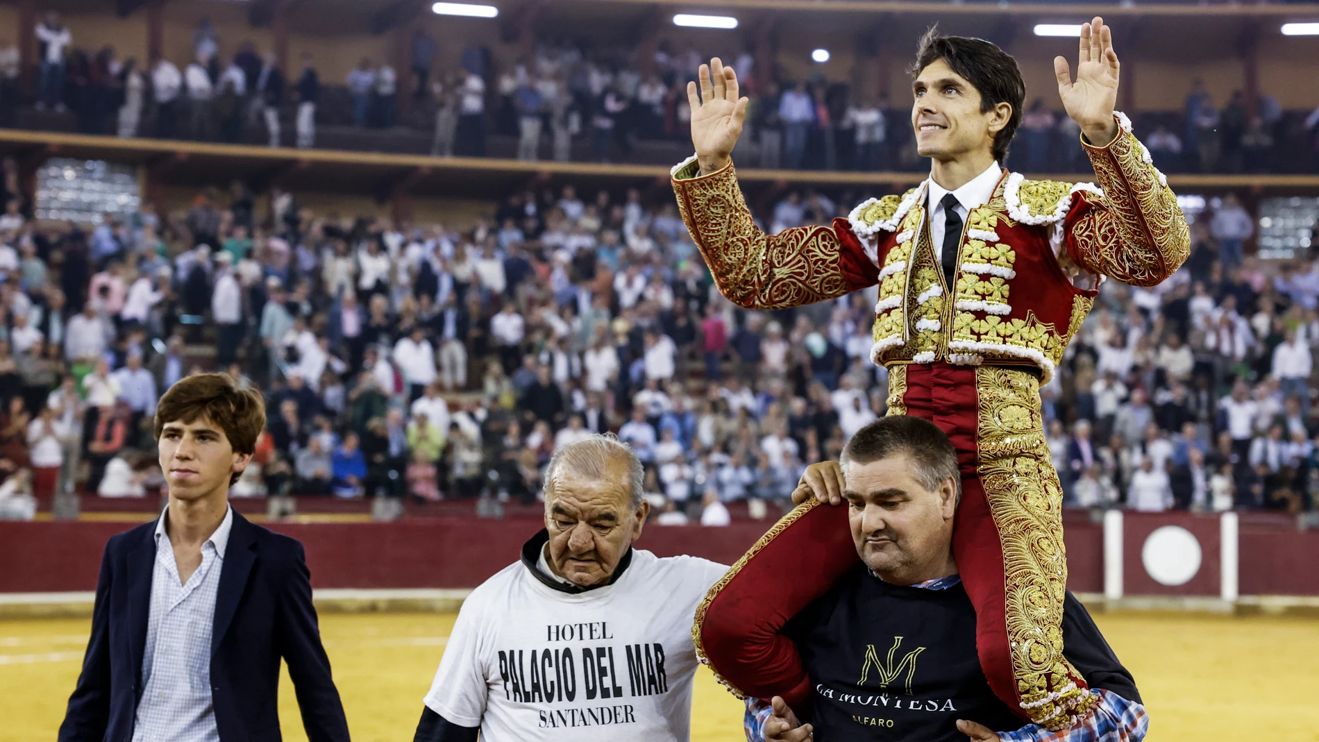 ZARAGOZA, 06/10/2024.- El diestro galo Sebastián Castella sale a hombros tras el tercer festejo de la Feria taurina del Pilar de Zaragoza, hoy domingo en la plaza de La Misericordia, en la capital aragonesa. EFE/Javier Cebollada