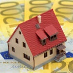 El precio de la vivienda en España se incrementa y el alquiler o la compra de casas y pisos está cada vez más "inaccesible", en una fuerte crisis del mercado inmobiliario