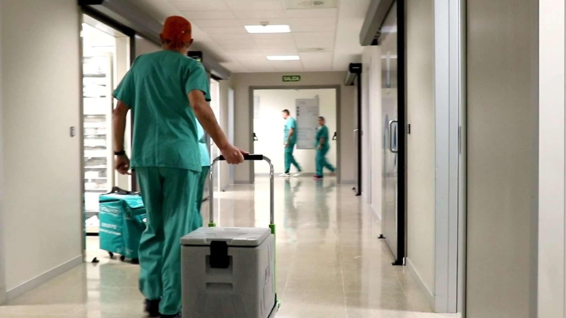 Un sanitario transporta un órgano en uno de los hospitales de la Comunidad