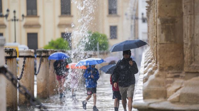 Nueve CCAA tienen avisos por lluvia, tormentas, viento y olas este lunes, en el que bajan las temperaturas máximas