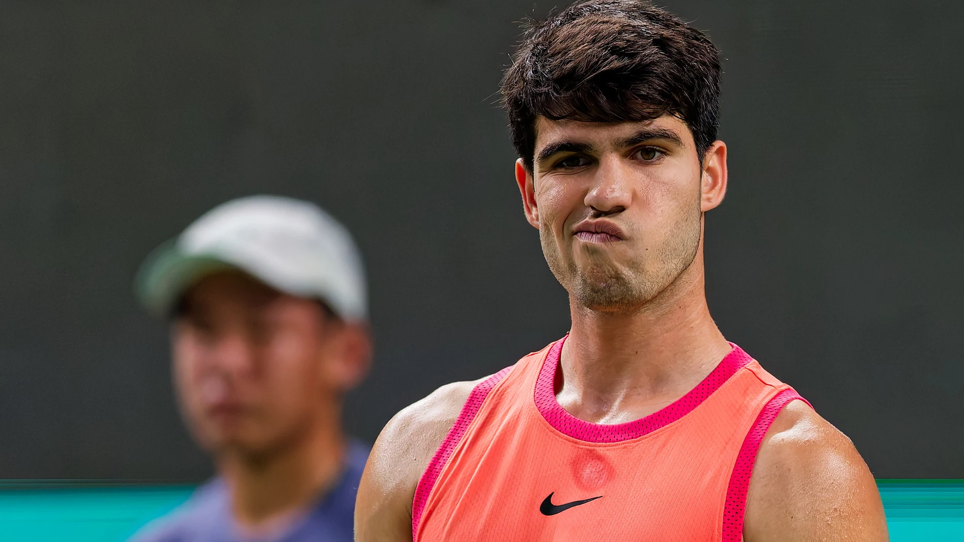 FOTODELDÍA Shanghai (China), 06/10/2024.- Carlos Alcaraz de España hace una mueca durante su partido de tercera ronda de individuales masculinos contra Yibing Wu de China en el torneo de tenis Shanghai Masters en Shanghai, China, el 6 de octubre de 2024. EFE/EPA/ALEX PLAVEVSKI