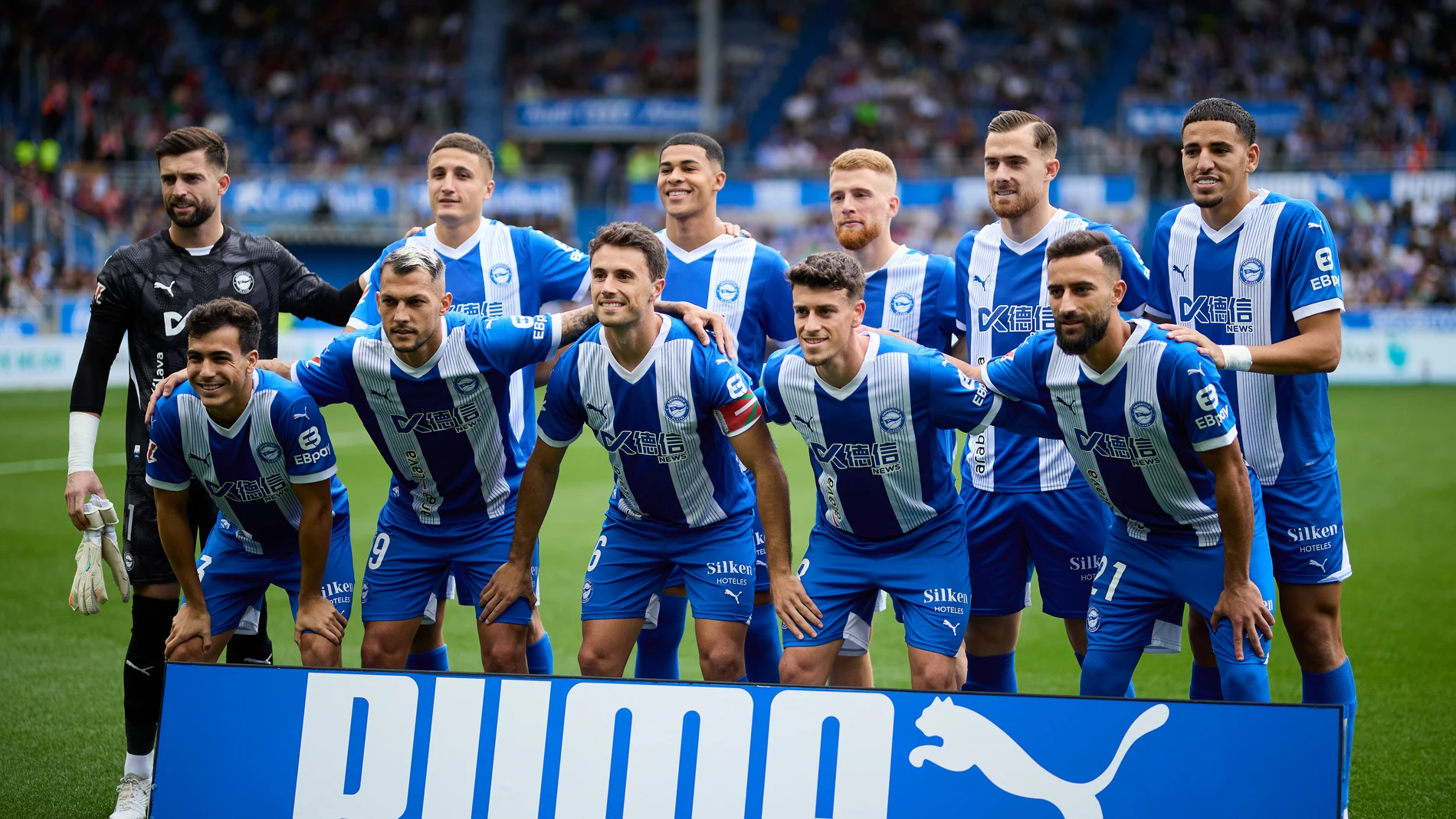 Players of Deportivo Alaves line up for a team photo prior to the LaLiga EA Sports match between Deportivo Alaves and FC Barcelona at Mendizorrotza on October 6, 2024, in Vitoria, Spain. AFP7 06/10/2024 ONLY FOR USE IN SPAIN