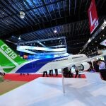 Stand de Commercial Aircraft Corporation of China (COMAC) que muestra el avión de pasajeros birreactor C919 en el Salón Aeronáutico de Singapur.