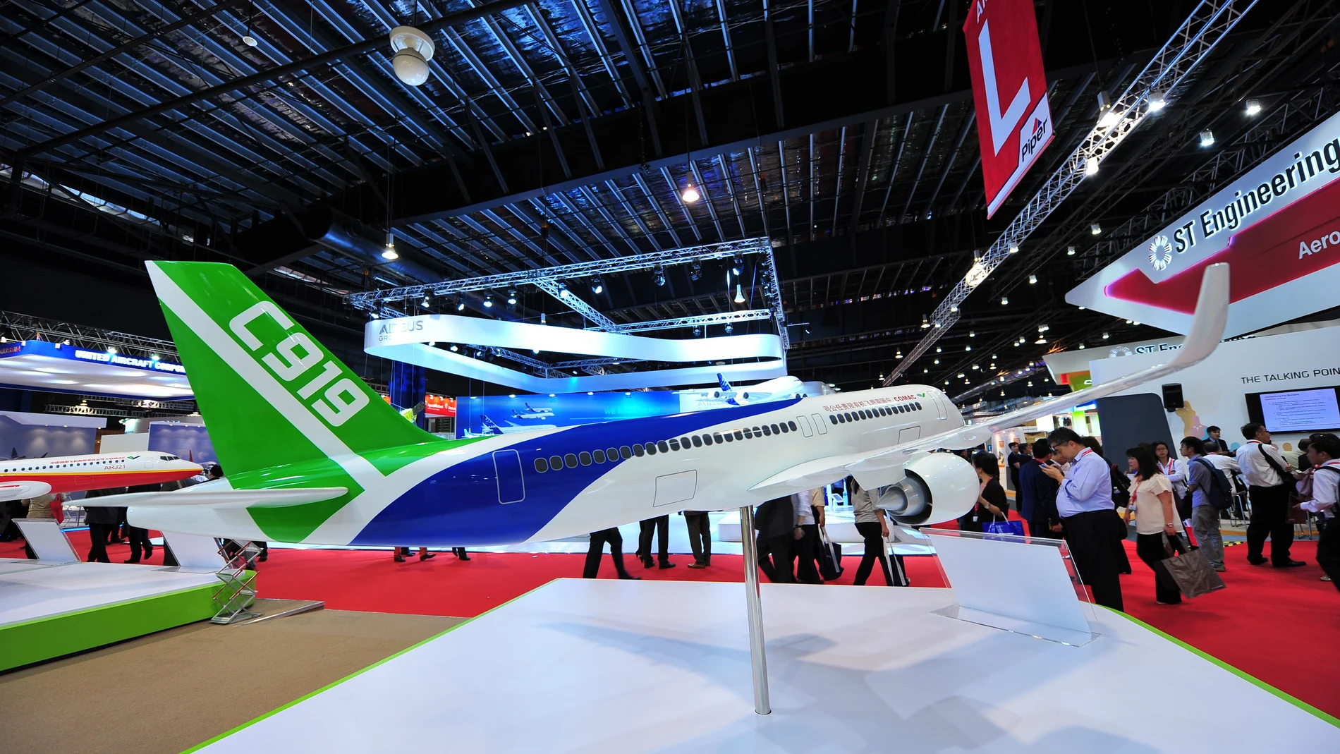 Stand de Commercial Aircraft Corporation of China (COMAC) que muestra el avión de pasajeros birreactor C919 en el Salón Aeronáutico de Singapur.