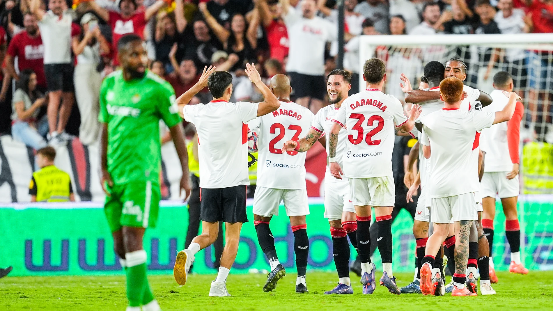 Team of Sevilla FC celebrate the victory during the Spanish league, LaLiga EA Sports, football match played between Sevilla FC and Real Betis at Ramon Sanchez-Pizjuan stadium on October 6, 2024, in Sevilla, Spain. AFP7 06/10/2024 ONLY FOR USE IN SPAIN