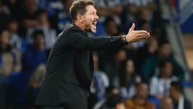 Simeone da instrucciones en la banda del Reale Arena