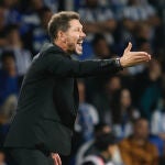 Simeone da instrucciones en la banda del Reale Arena