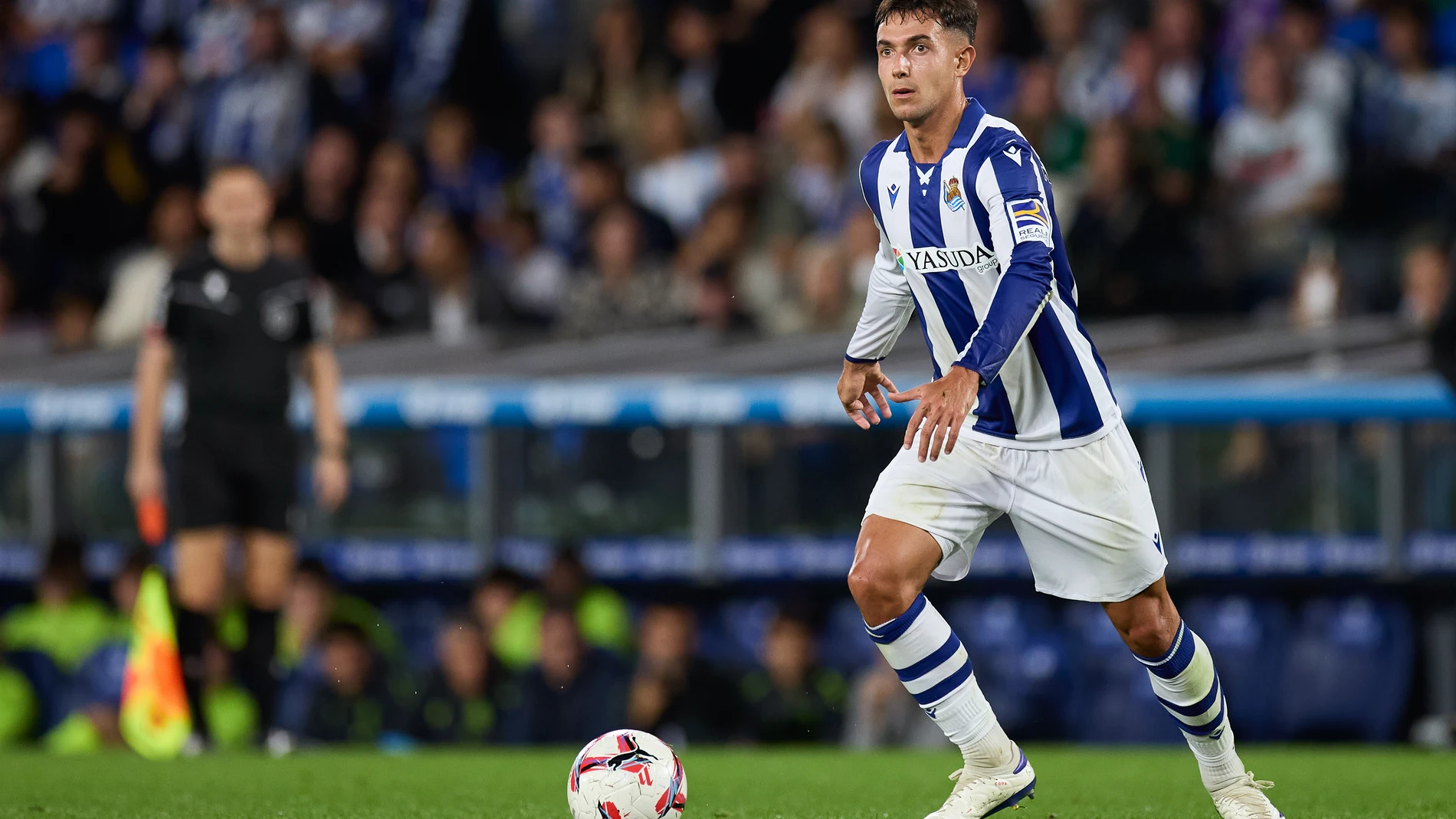 Martin Zubimendi of Real Sociedad in action during the LaLiga EA Sports match between Real Sociedad and Atletico de Madrid at Reale Arena on October 6, 2024, in San Sebastian, Spain. AFP7 06/10/2024 ONLY FOR USE IN SPAIN