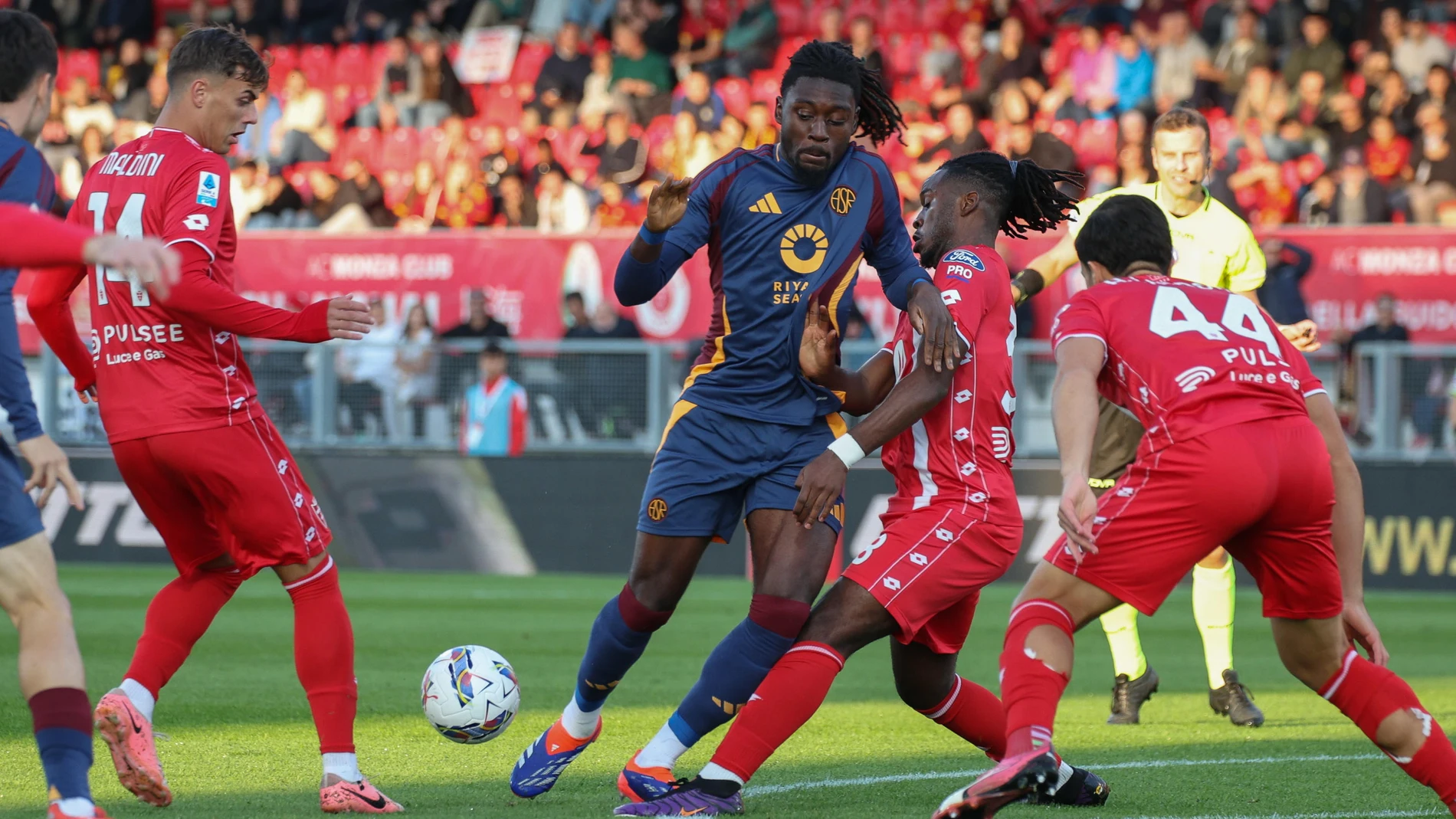 Monza (Italy), 07/10/2024.- AS Roma's mildfielder Kouadio Emmanue Kone (C) in action against AC Monza's forward Daniel Maldini (L) and AC Monza's midfielder Warren Bondo during the Italian Serie A soccer match between AC Monza and AS Roma at U-Power Stadium in Monza, Italy, 06 October 2024. (Italia) EFE/EPA/ROBERTO BREGANI