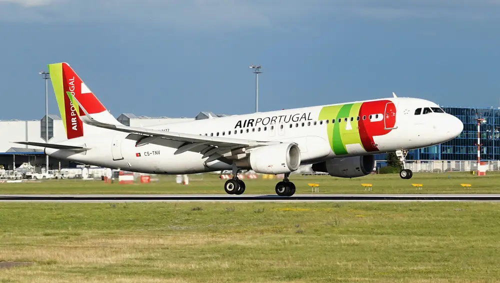 Avión de TAP Portugal aterrizando en el aeropuerto de Praga.