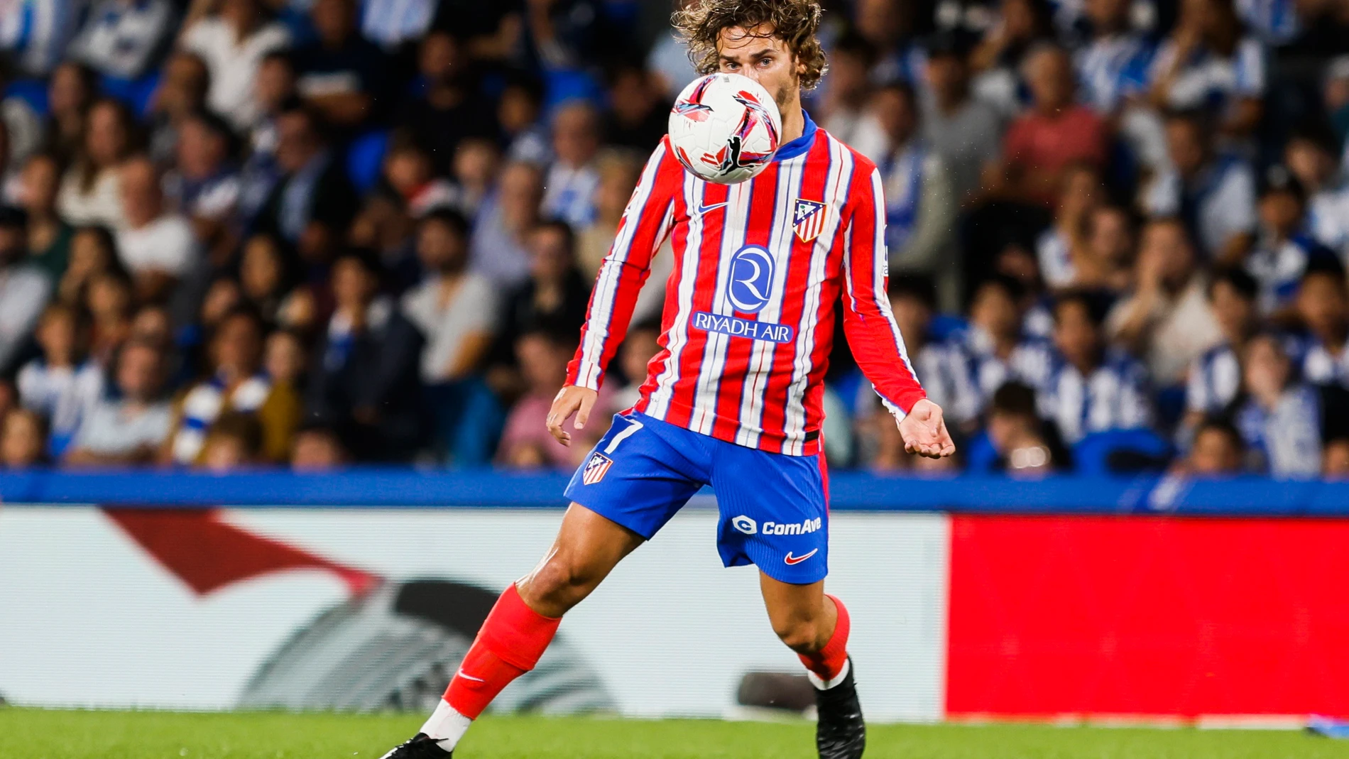 SAN SEBASTIÁN, 06/10/2024.- El delantero francés del Atlético de Madrid Antoine Griezmann durante el partido de Liga disputado entre Atlético de Madrid y Real Sociedad este domingo en el estadio de Anoeta. EFE/Javi Colmenero