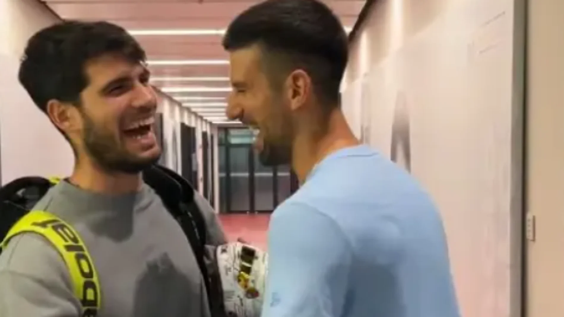 El divertido encuentro entre Alcaraz y Djokovic