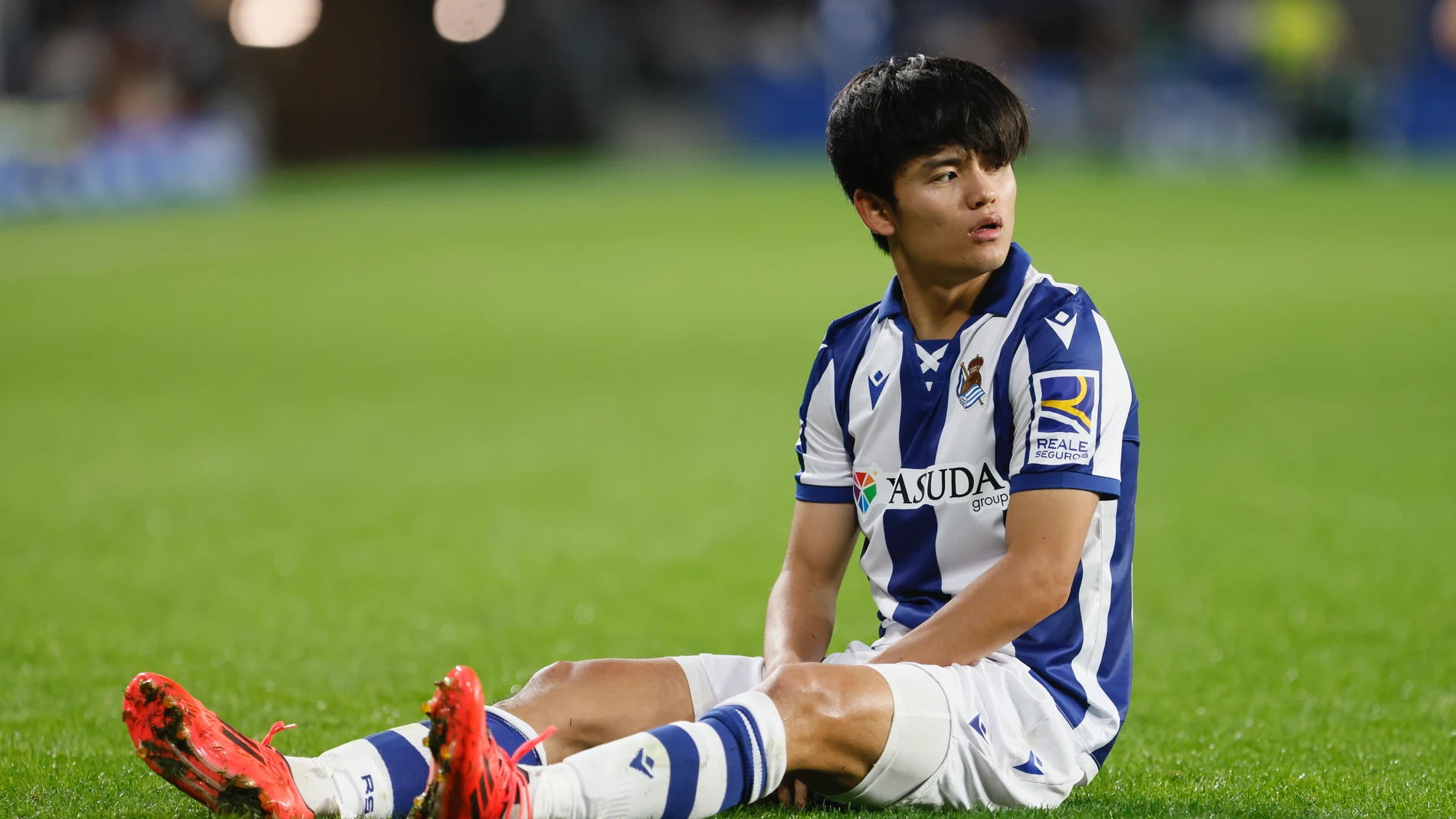 SAN SEBASTIÁN, 06/10/2024.- El centrocampista japonés de la Real Sociedad Take Kubo durante el partido de Liga disputado entre Atlético de Madrid y Real Sociedad este domingo en el estadio de Anoeta. EFE/Javi Colmenero