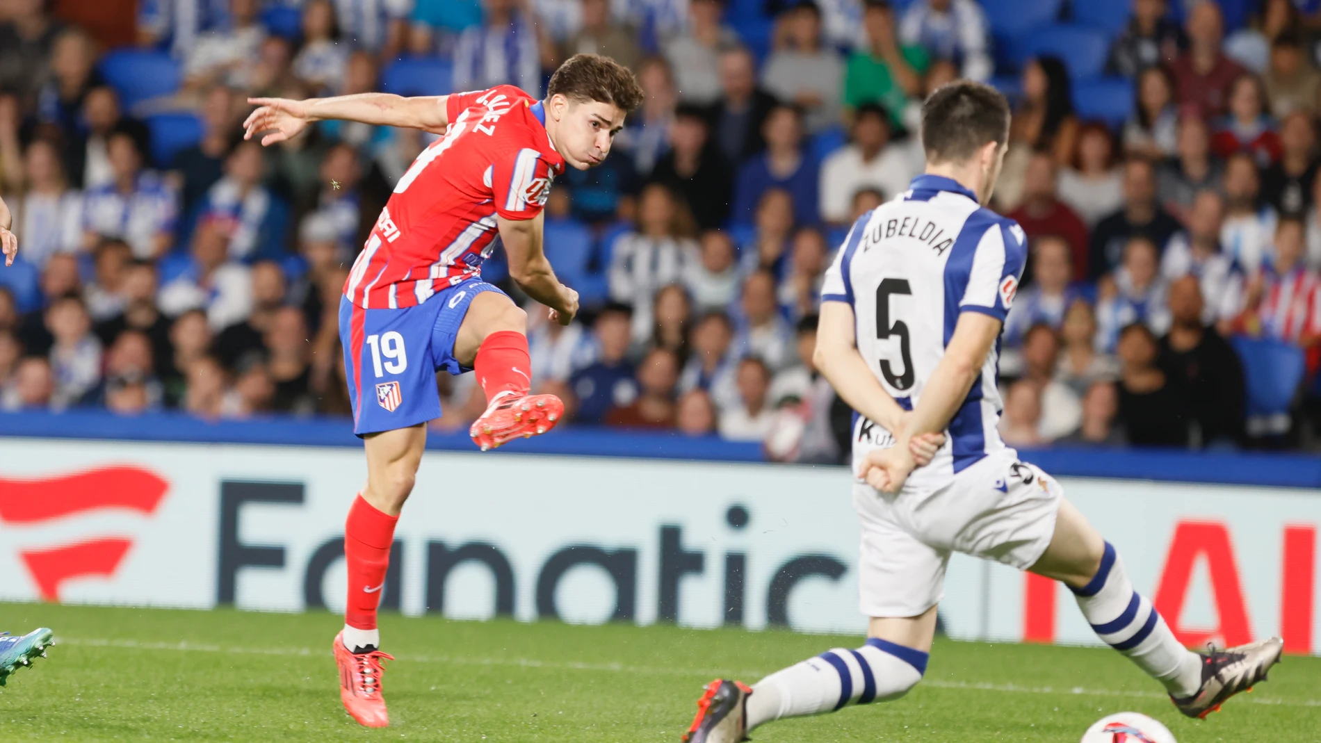 SAN SEBASTIÁN, 06/10/2024.- El delantero argentino del Atlético de Madrid Julián Álvarez dispara a puerta para marcar gol ante la Real Sociedad, durante el partido de Liga disputado entre Atlético de Madrid y Real Sociedad este domingo en el estadio de Anoeta. EFE/Javi Colmenero