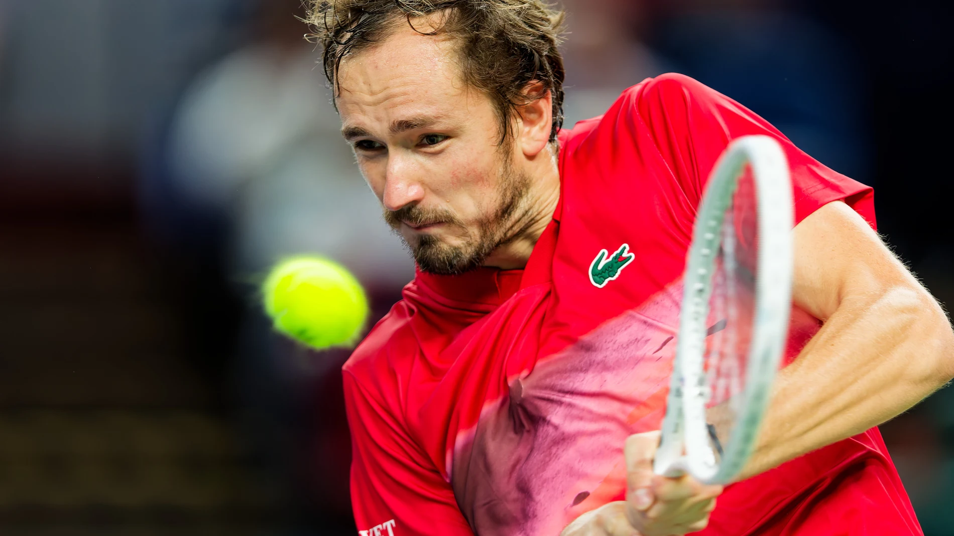 Shanghai (China), 06/10/2024.- Daniil Medvedev of Russia in action during his Men's Singles match against Matteo Arnaldi of Italy at the Shanghai Masters tennis tournament in Shanghai, China, 06 October 2024. (Tenis, Italia, Rusia) EFE/EPA/ALEX PLAVEVSKI