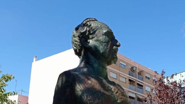 En el plan se encuentra la rehabilitación integral de las dos cariátides de la balconada y la edición de algunos de los títulos más celebrados del autor valenciano