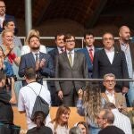 El presidente de la Generalitat, Salvador Illa, el presidente del Parlament, Josep Rull, y el alcalde de Tarragona, Rubén Viñuales, en el Concurs de Castells de Tarragona