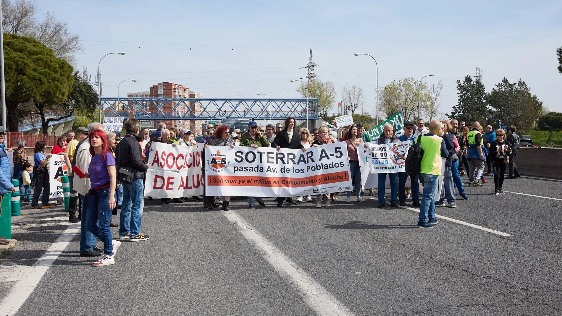 MADRID.-Asociaciones vecinales de Campamento y Aluche se manifiestan hoy "por el soterramiento de los 700 metros de A-5"