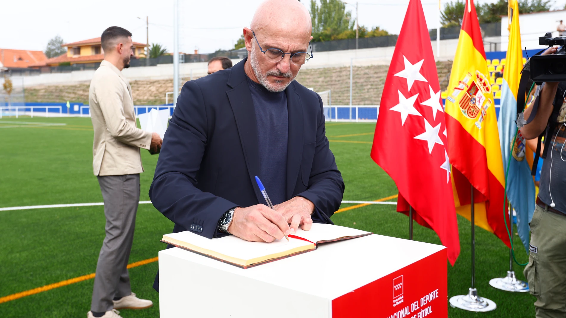 Isabel Díaz Ayuso entrega a la Selección Española de futbol representada por su entrenador Luis de la Fuente y algunos jugadores, el premio internacional del deporte en el reconstruido campo de fútbol de Villamanta. © Jesús G. Feria.
