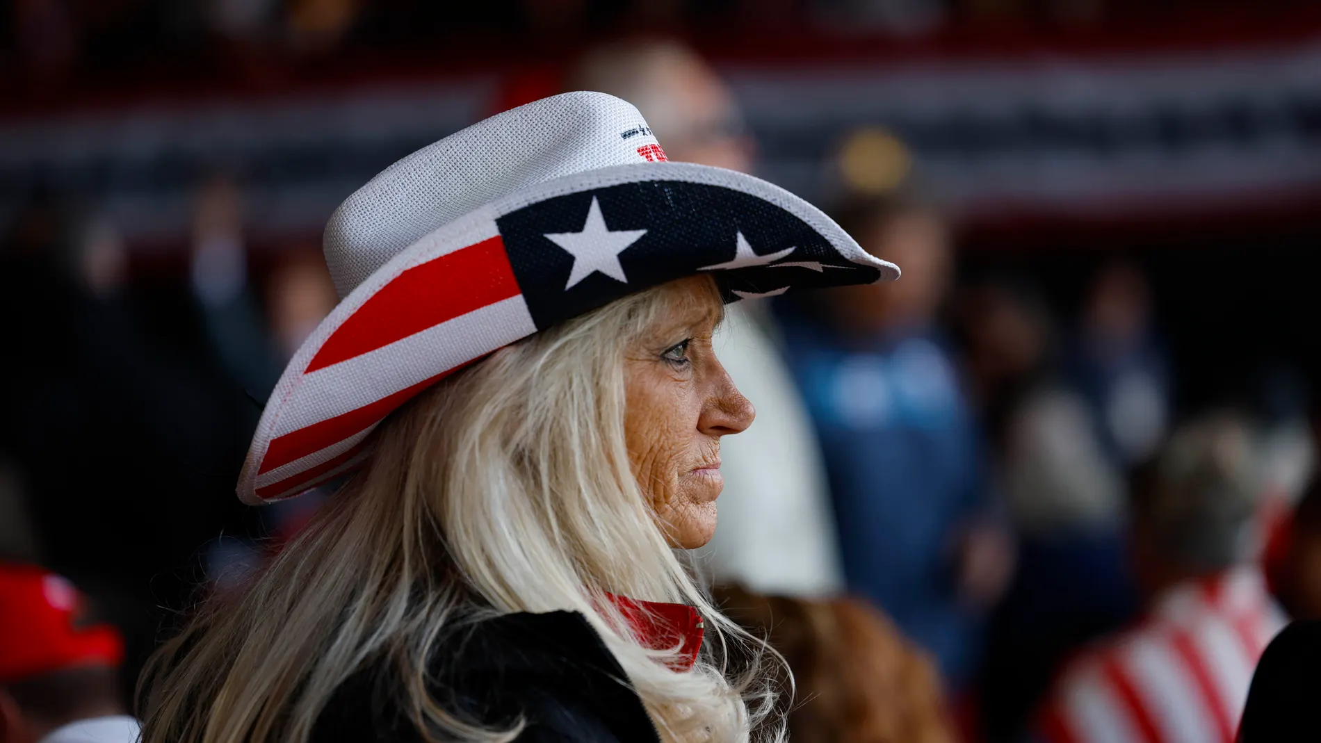 Juneau (United States), 07/10/2024.- A supporter of former president and current Republican presidential nominee Donald Trump during a campaign rally at the Dodge County Airport in Juneau, Wisconsin, USA, 06 October 2024. Donald Trump returns to the battleground state of Wisconsin for his fourth campaign event in less than ten days. (Elecciones) EFE/EPA/JEFFREY PHELPS