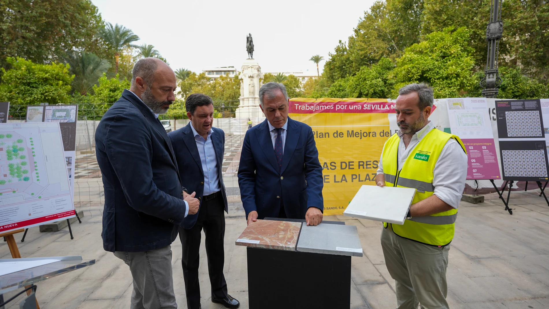 José Luis Sanz presentó ayer el proyecto de reforma de la Plaza Nueva, donde radica la sede del Ayuntamiento hispalense