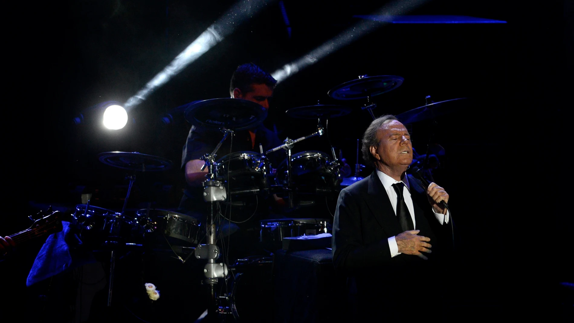 MADRID, 06/10/2024.- Fotografía de archivo del cantante Julio Iglesias en su actuación en el Ulker Arena en Istanbul el 14 de marzo 2015. Julio Iglesias ha desmentido hoy domingo, en un comunicado en su cuenta de Instagram, que vaya a retirarse de la música, "el día que me vaya a retirar, yo personalmente lo anunciaré con pena pero con dignidad". EFE/ARCHIVO/DENIZ TOPRAK