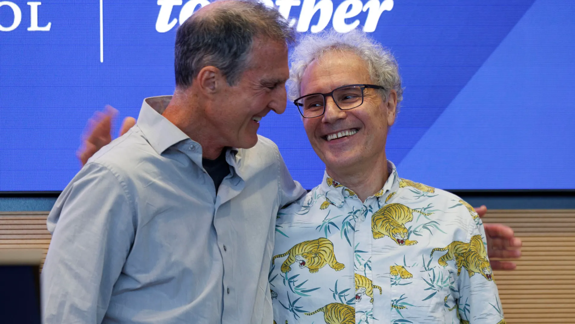 Worcester (United States), 07/10/2024.- Victor Robert Ambros, co-winner of the Nobel Prize awarded in Physiology or Medicine for his work on the discovery of MicroRNA, is embraced by former Nobel Prize recipient Craig Mello (L) following a press conference at the UMass Chan Medical School in Worcester, Massachusetts, USA, 07 October 2024. Gary Bruce Ruvkun also was awarded the Nobel Prize with Ambrose. EFE/EPA/CJ GUNTHER