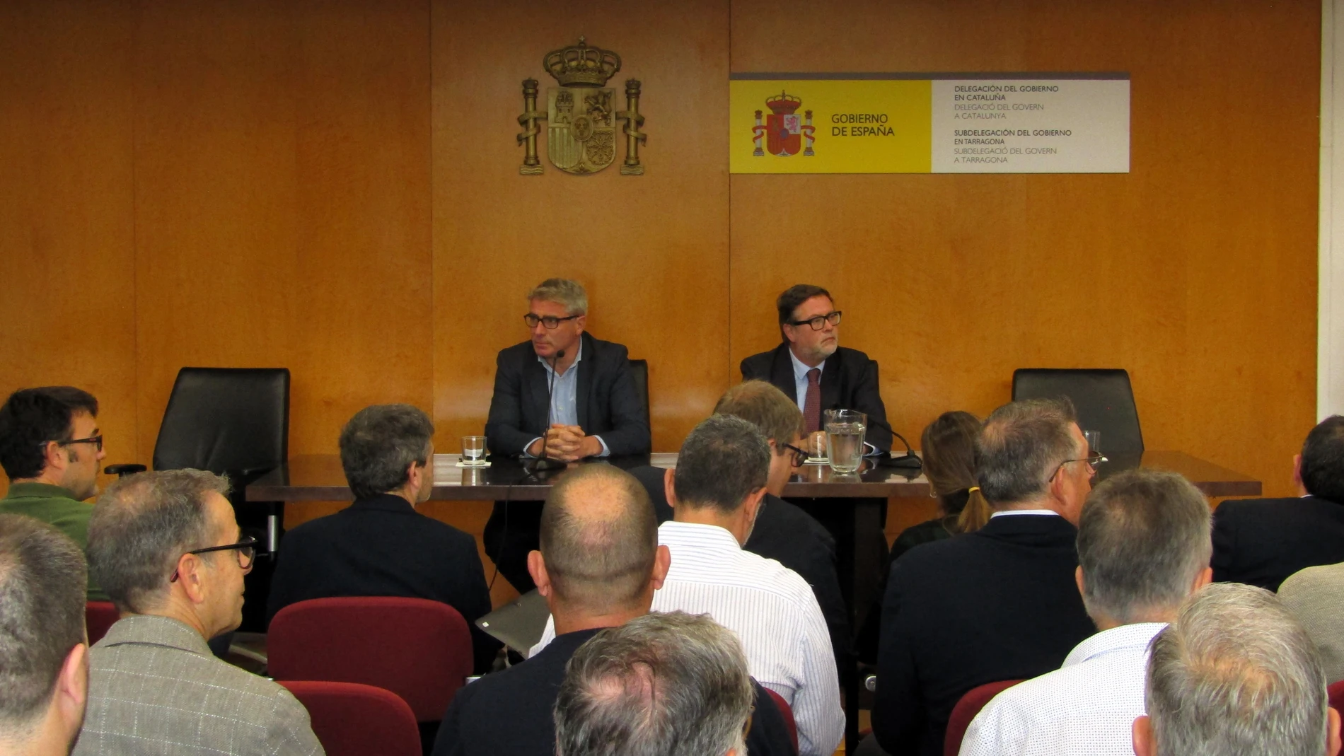 El subdelegado del Gobierno en Tarragona, Santiago Castellà, y el director de Rodalies de Catalunya, Antonio Carmona, en una reunión con alcaldes por el corte ferroviario en Tarragona EUROPA PRESS 07/10/2024