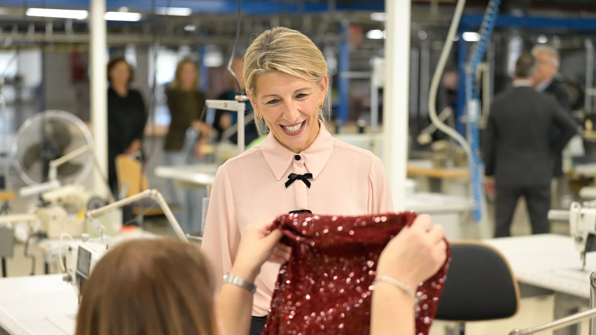 La vicepresidenta segunda y ministra de Trabajo y Economía Social, Yolanda Díaz, visita las instalaciones de Inditex en Arteixo, A Coruña, (España). La vicepresidenta segunda se reúne hoy en Arteixo con la dirección de Inditex y también con el comité de empresa, para abordar la agenda laboral del Ministerio, en concreto, para tratar la aplicación de la reducción de la jornada laboral.