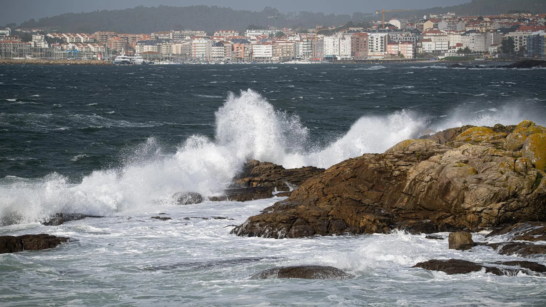 Imagen de archivo de olas en la costa gallega.