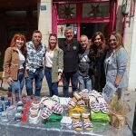 Zapatos con las iconicas teselas de la Explanada de Alicante en una tienda de la calle Quintana, en una jornada de actividades lúdicas en la calle