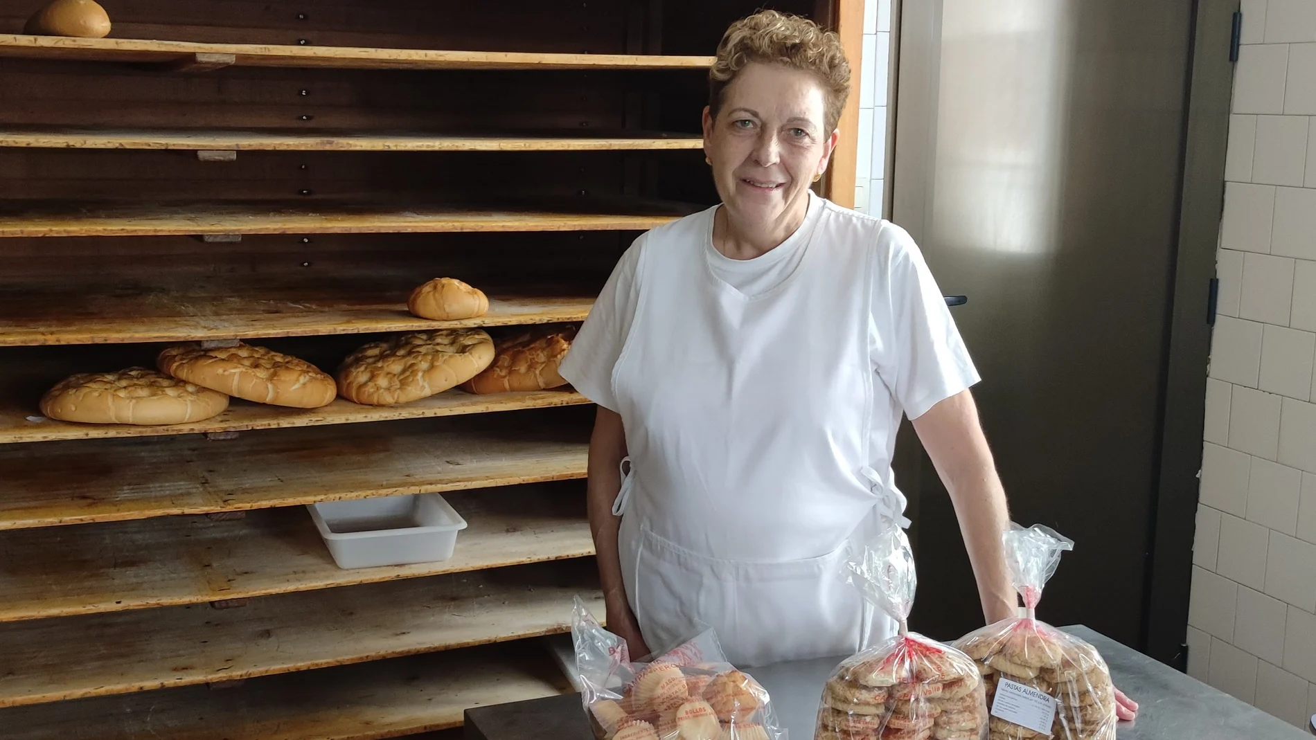 Angelines García, en la panadería Cáceres de Campaspero, donde elabora junto a su marido José de la Fuente este pan de coscoja único desde hace más de 30 años