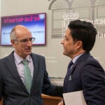Javier Iglesias y Emilio Corchado conversan tras presentar la iniciativa conjunta