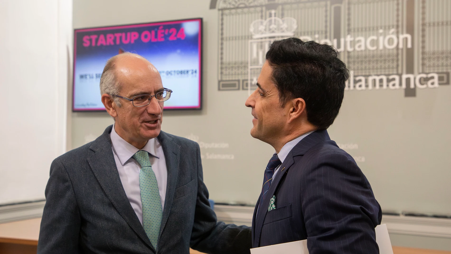 Javier Iglesias y Emilio Corchado conversan tras presentar la iniciativa conjunta