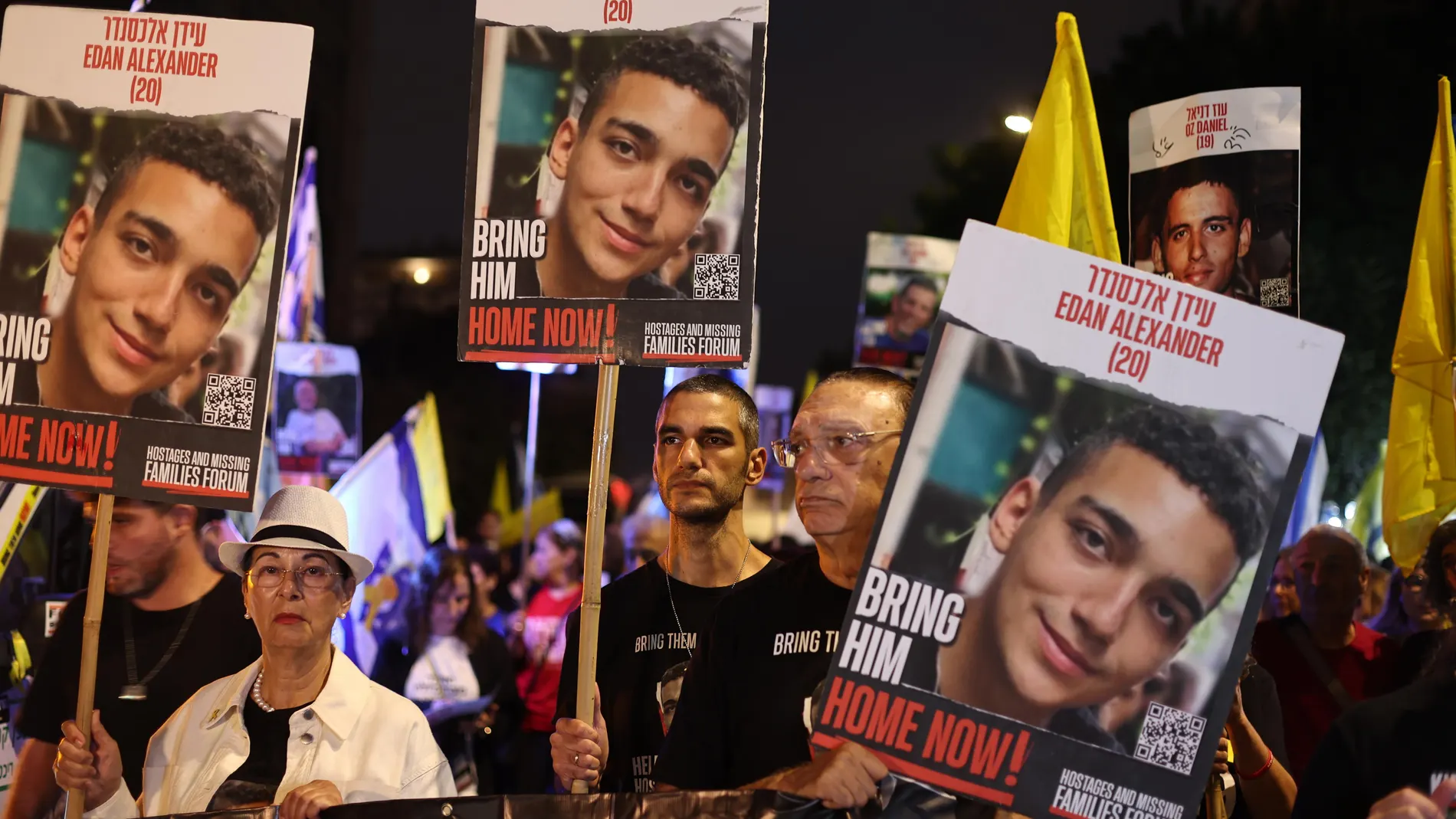 Jerusalem (-), 07/10/2024.- Israeli hostages' family members and their supporters attend a protest marking the first anniversary of the 07 October 2023 Hamas-led attack, next to the Israeli Prime Minister's residence in Jerusalem, 07 October 2024. The day 07 October 2024 marks one year since the Palestinian militant group Hamas launched a surprise attack on Israel, killing 1,200, and one year since Israel began its war on Gaza, killing more than 41,000 and destroying the Palestinian enclave. ...