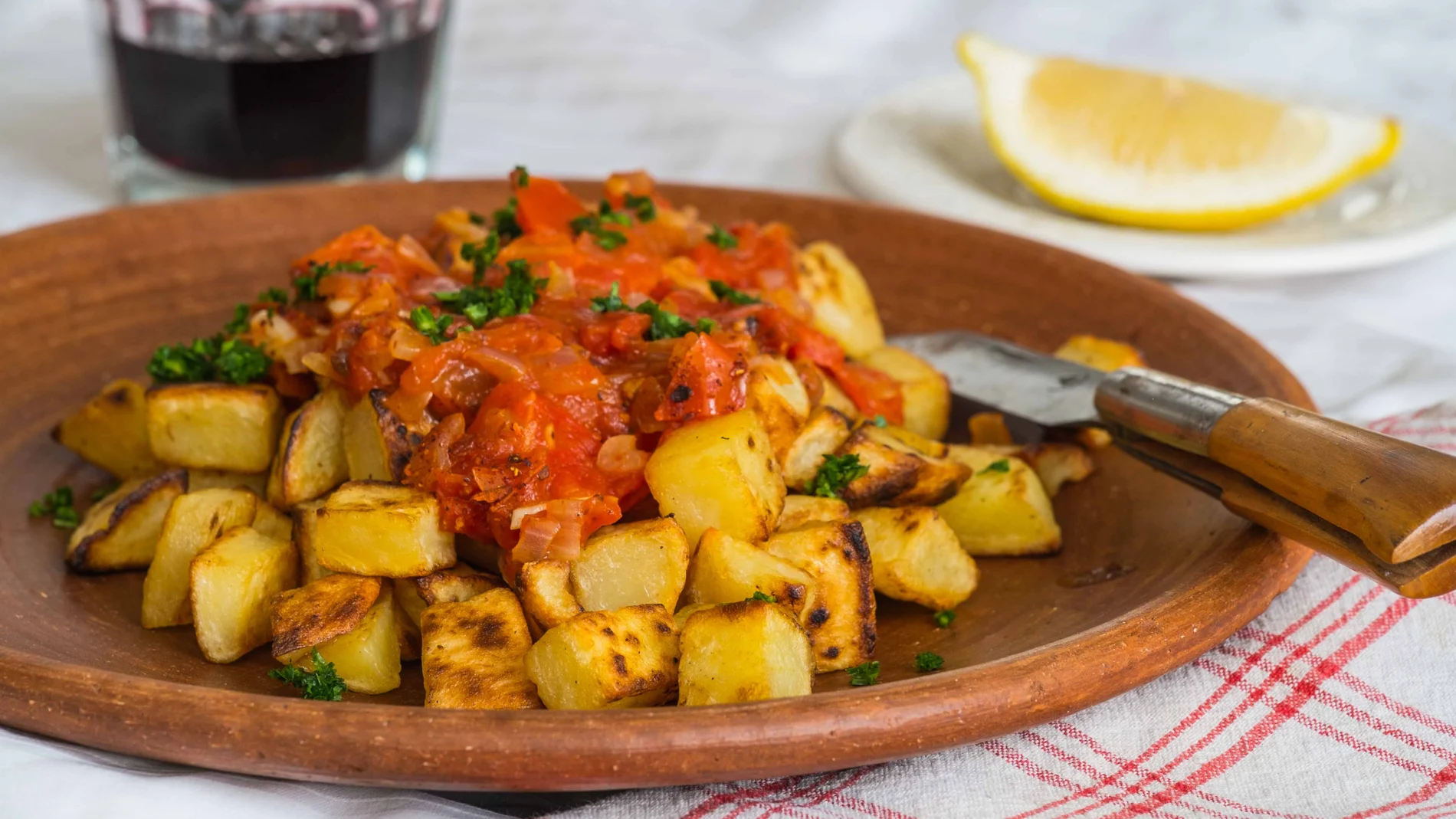 Un palto de patatas bravas