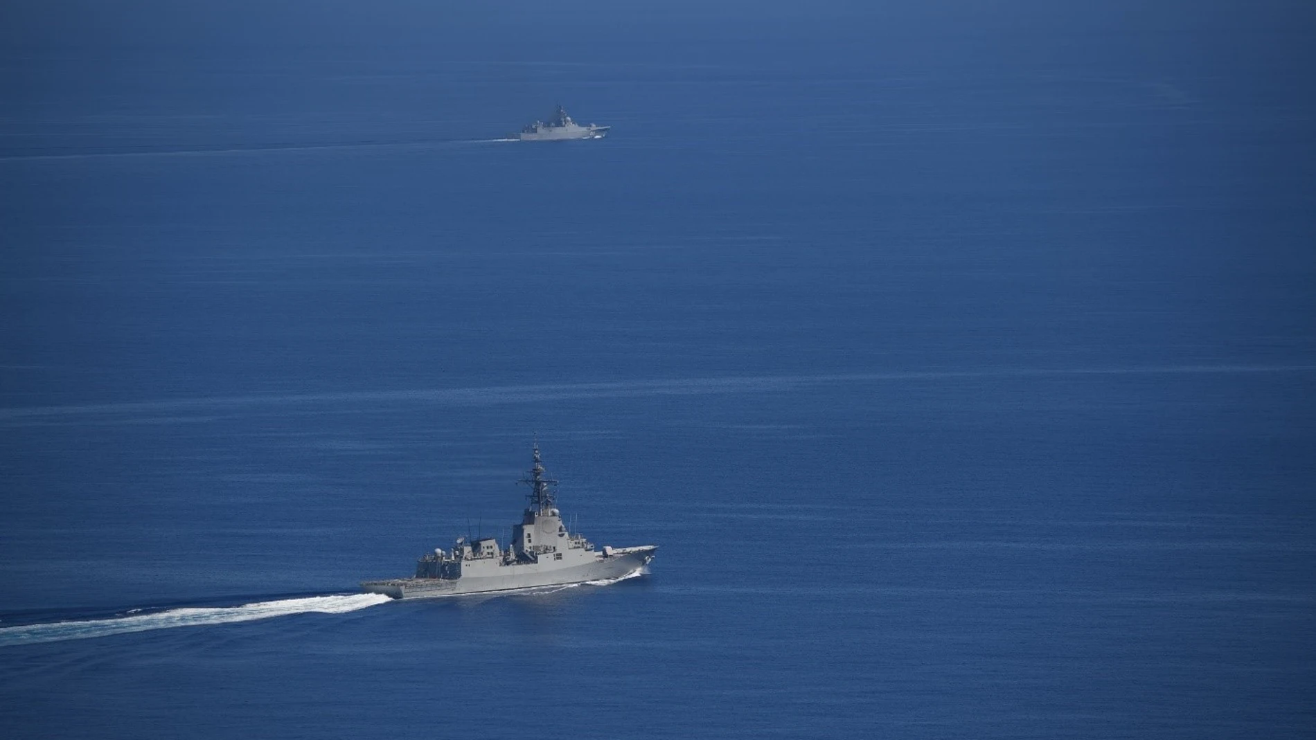 La "Cristóbal Colón" (abajo) durante el seguimiento a la fragata "Almirante Gorshkov"