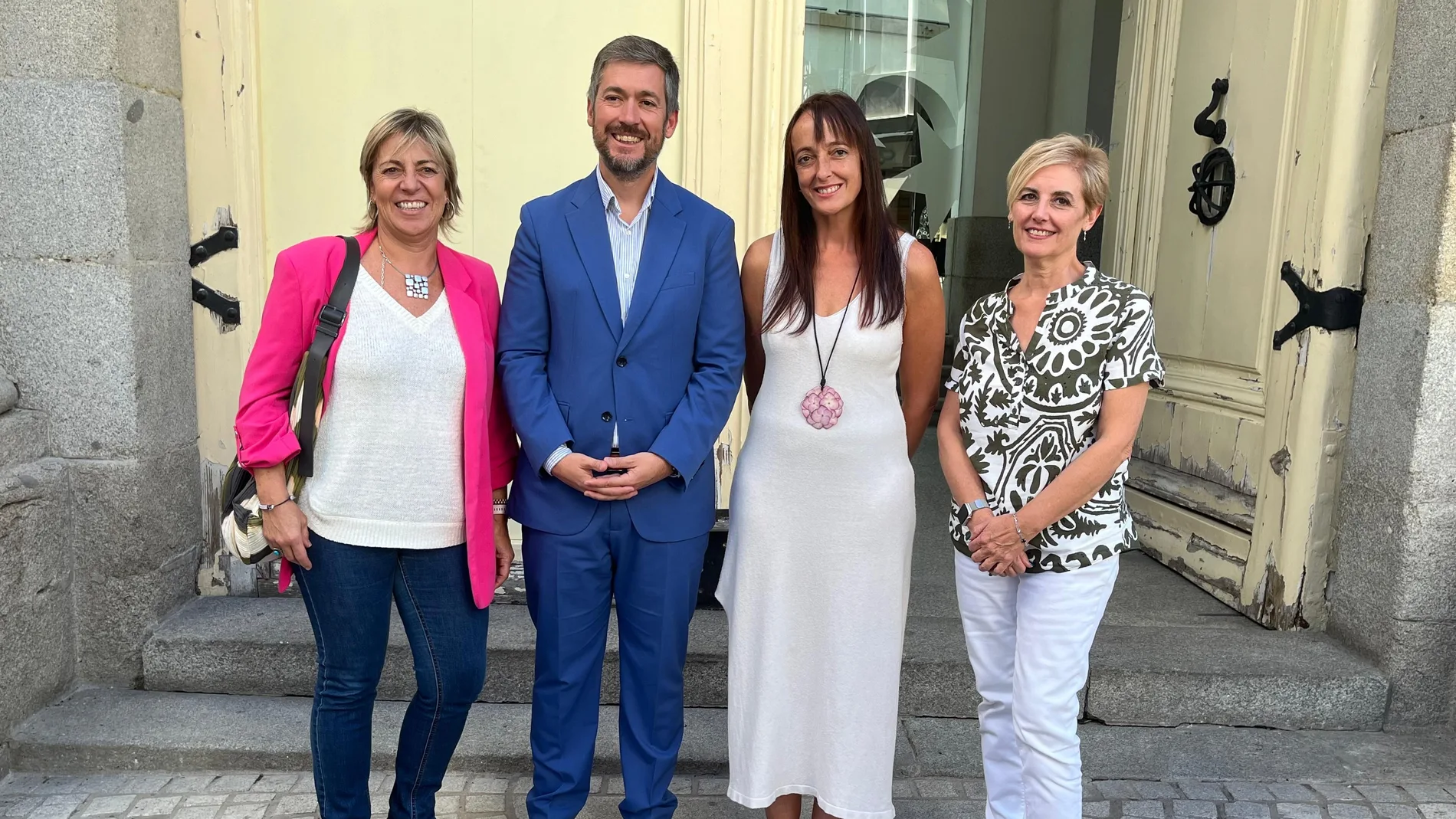 Miguel Angel García Martín ,Consejero de Presidencia junto a tres facilitadoras judiciales