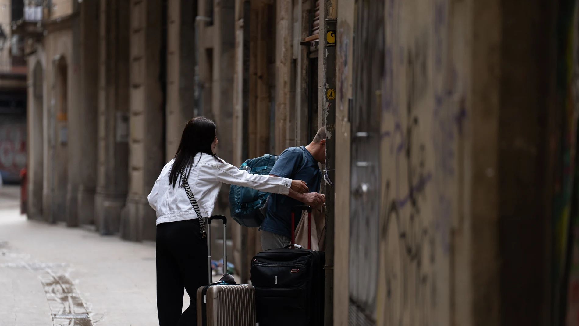 Dos turistas con maletas en el centro de Barcelona, a 17 de septiembre de 2024, en Barcelona, Catalunya (España).