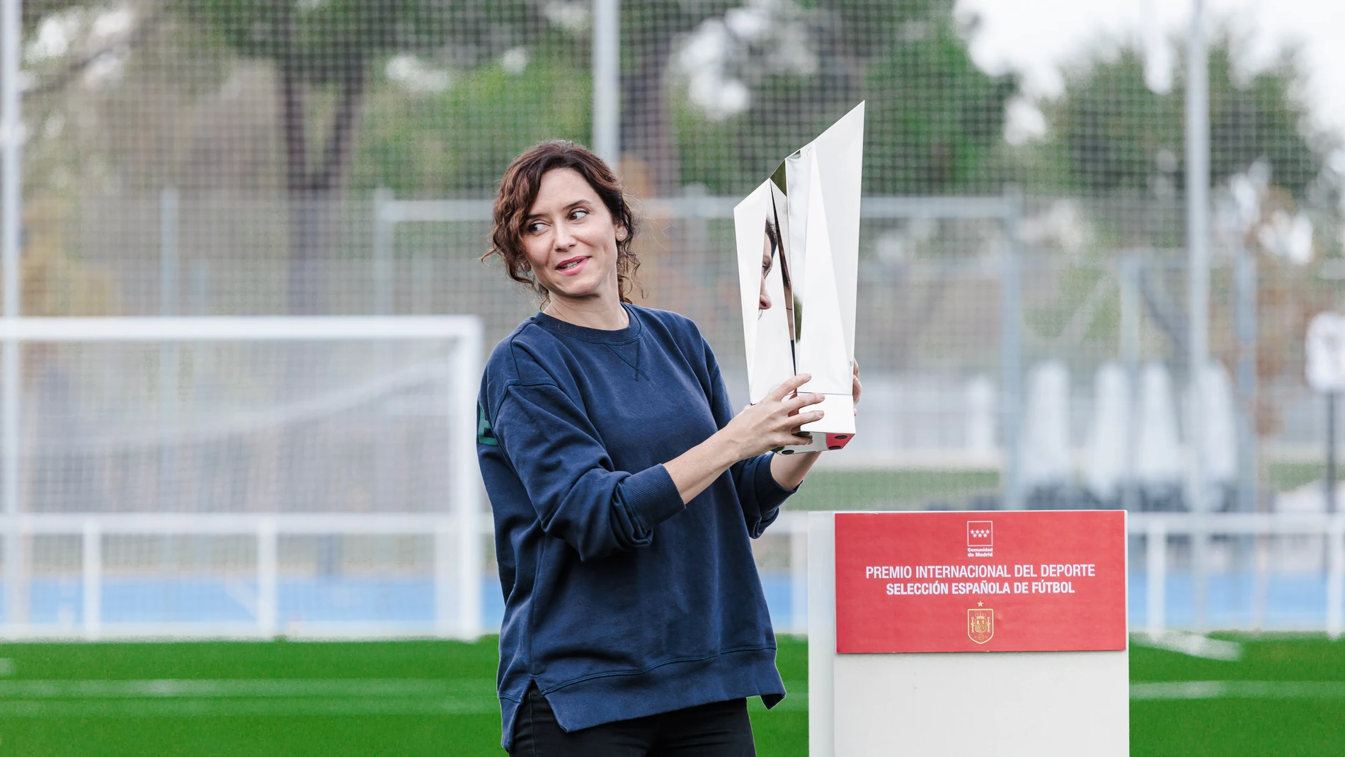 La presidenta de la Comunidad de Madrid, Isabel Díaz Ayuso, durante el acto de entrega del premio de Deporte de la Comunidad de Madrid a la selección masculina de fútbol en el Campo Municipal la Chopera, a 7 de octubre de 2024, en Madrid (España). El premio recibido por la Selección masculina de fútbol es otorgado después de lograr el título de campeones en la pasada Eurocopa de junio por cuarta vez en su historia. 07 OCTUBRE 2024 Carlos Luján / Europa Press 07/10/2024