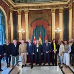Foto de familia del consejero Sanz Merino y la alcaldesa de Burgos, Cristina Ayala, junto a otros regidores del alfoz, tras firmar el acuerdo