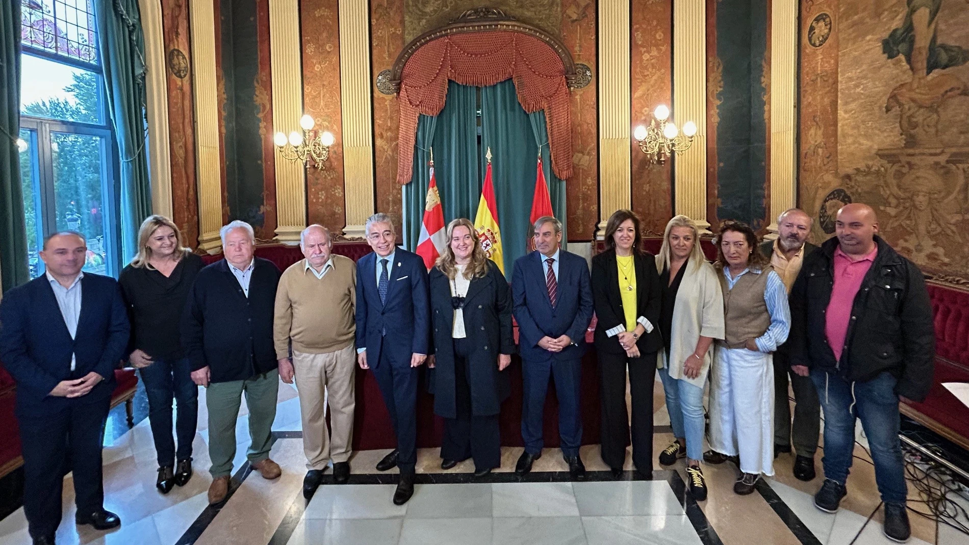 Foto de familia del consejero Sanz Merino y la alcaldesa de Burgos, Cristina Ayala, junto a otros regidores del alfoz, tras firmar el acuerdo