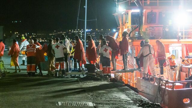 Trasladan tres pateras con 103 migrantes a diferentes puertos de Canarias en las últimas horas