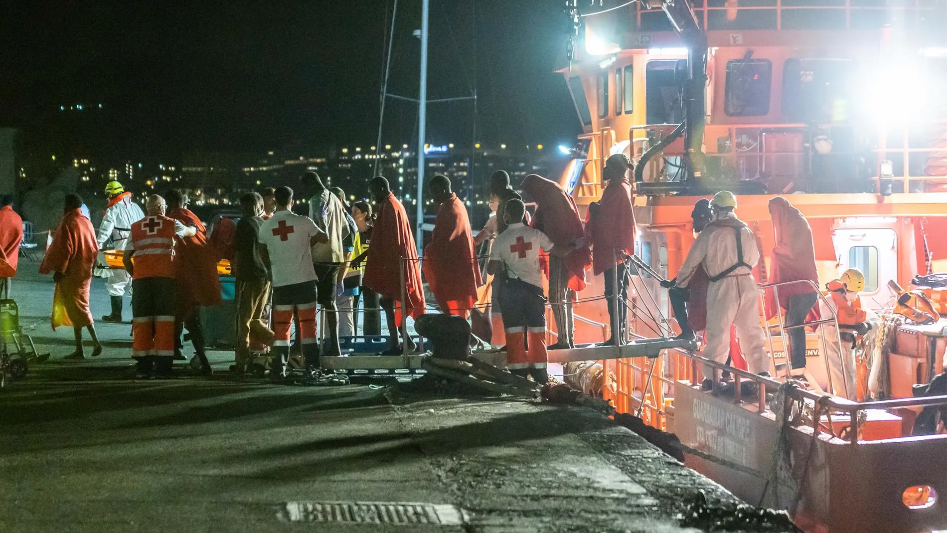 Trasladan tres pateras con 103 migrantes a diferentes puertos de Canarias en las últimas horas