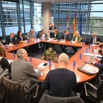 Los consejeros Fernández Carriedo y Leticia García durante la reunión de seguimiento del acuerdo marco con sindicatos y empresarios