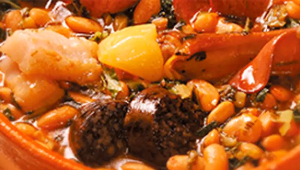Un plato de cocido montañés.