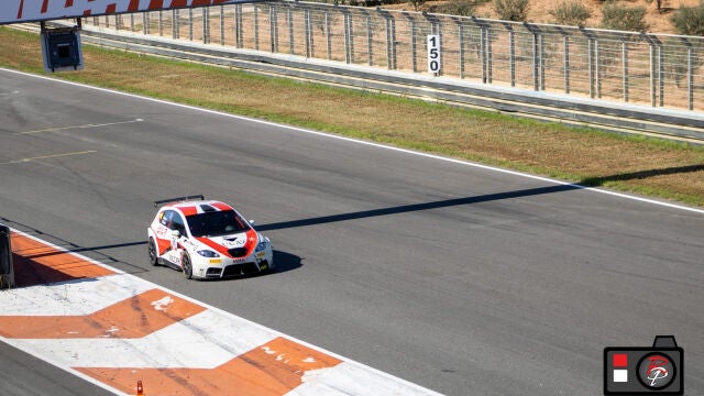 El coche del UCAV Racing, un Seat León MK2 Supercopa, durante una carrera