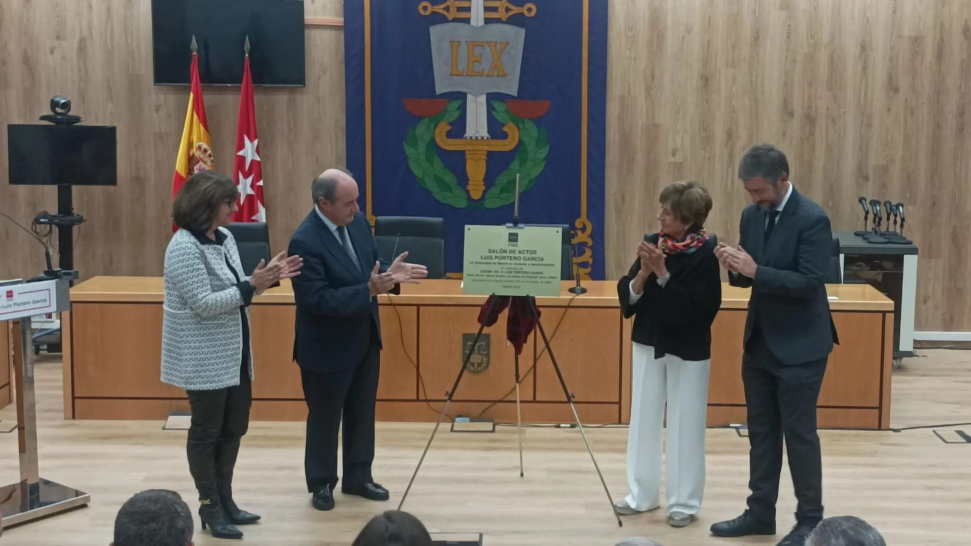 Rosario de la Torre (segunda por la dcha.), en el homenaje a su marido en los juzgados de Plaza de Castilla