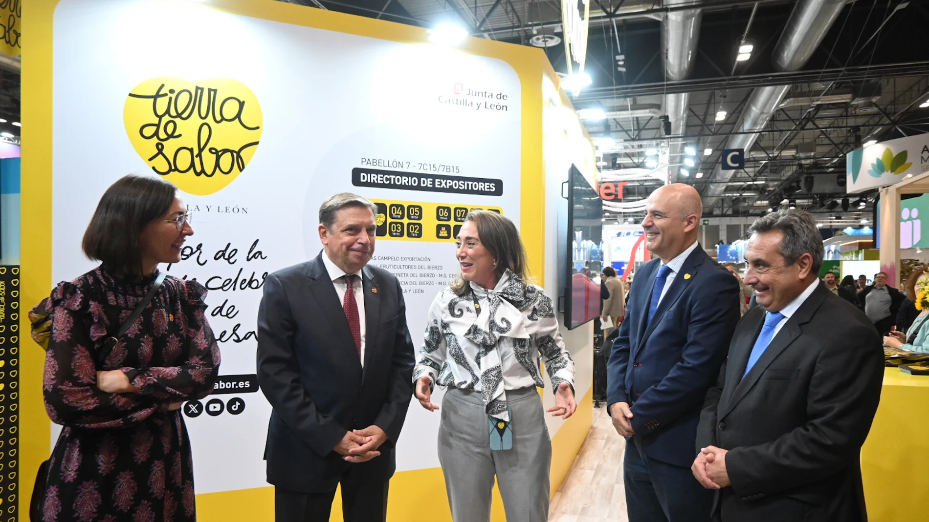 González Corral conversa con el ministro Luis Planas en presencia de Jorge Llorente, entre otros, en el expositor de Tierra de Sabor en la Feria Fruit Atraction