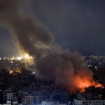 Una columna de humo se elevan sobre el barrio de Dahieh Hadath en Beirut tras los bombardeos israelíes